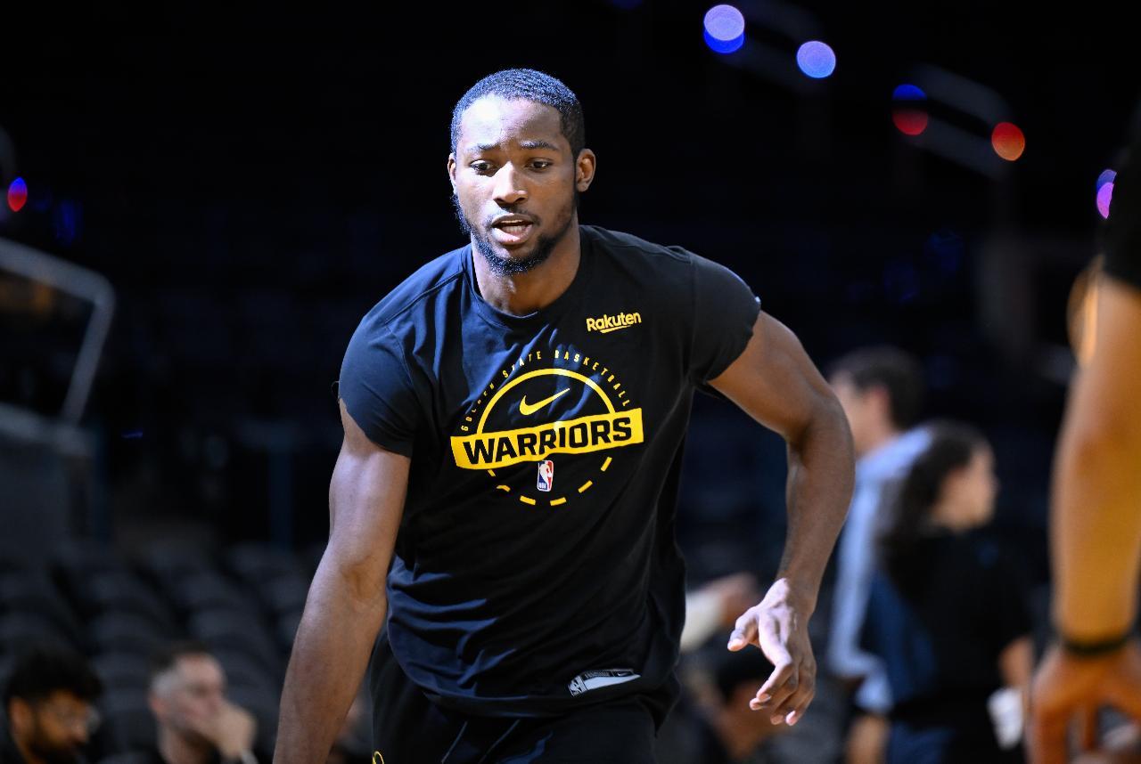 据名记Spears报道，国王￼队仍然有意勇士￼球员库明加￼休赛期，国王曾与勇士就