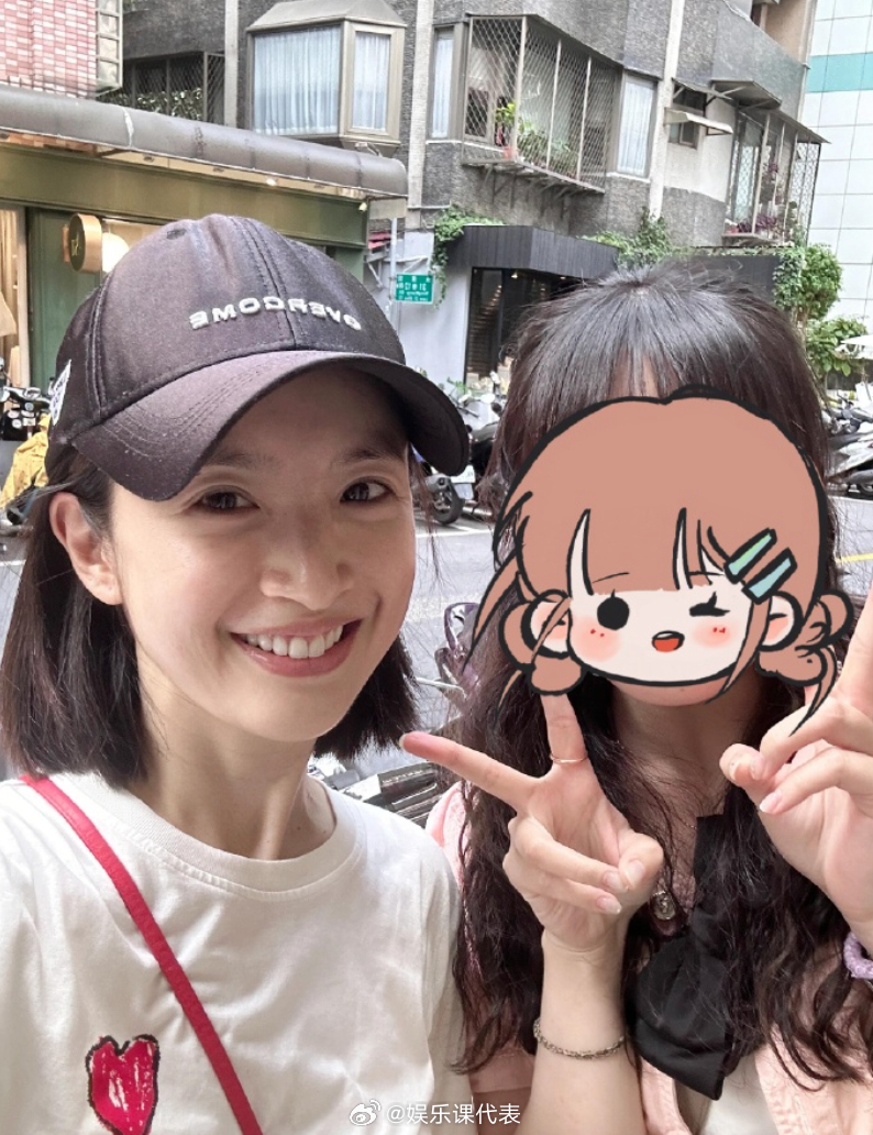 林依晨产二胎后首露面林依晨产二胎后状态 林依晨二胎产后首露面，素颜与网友合照，完