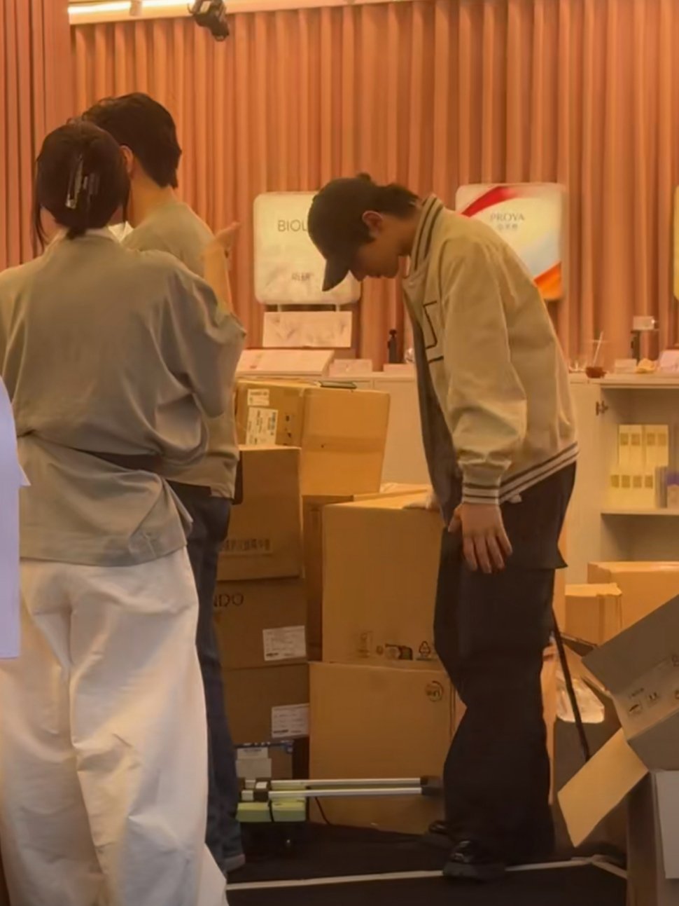 颜安巴黎饭撒颜安在巴黎遇到粉丝，当场开跳“笛子舞”来了一波饭撒，主包好起来了也不