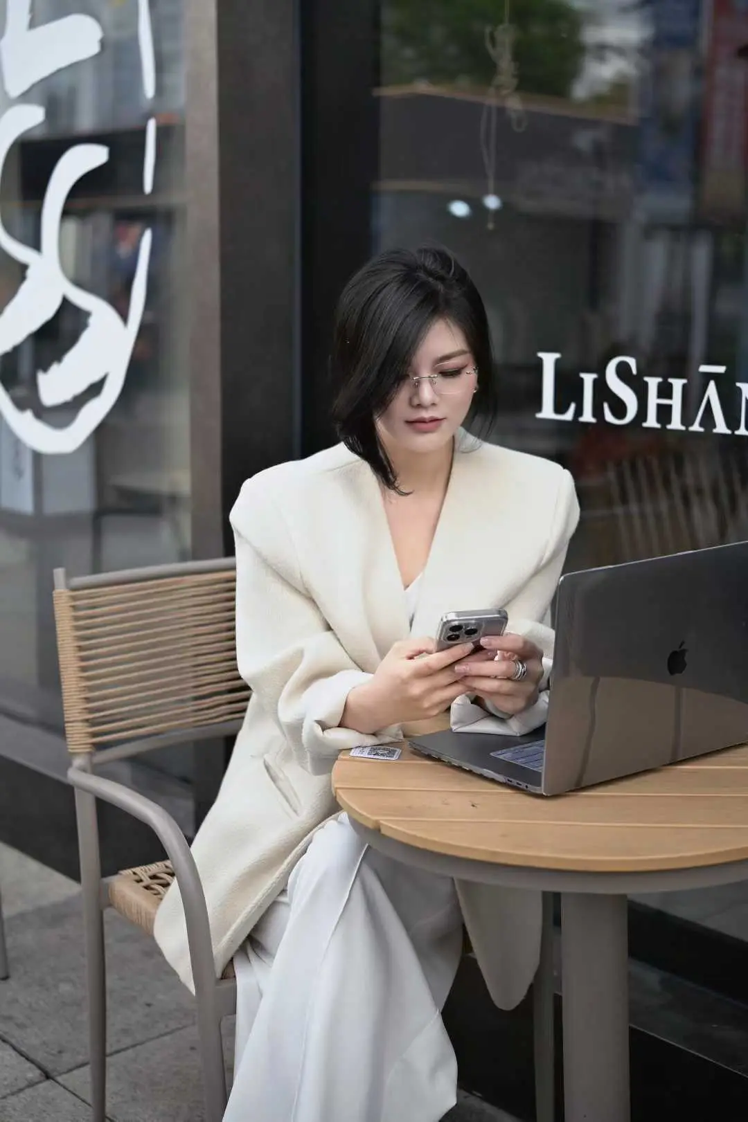 热点宝 职场女性 眼镜反差