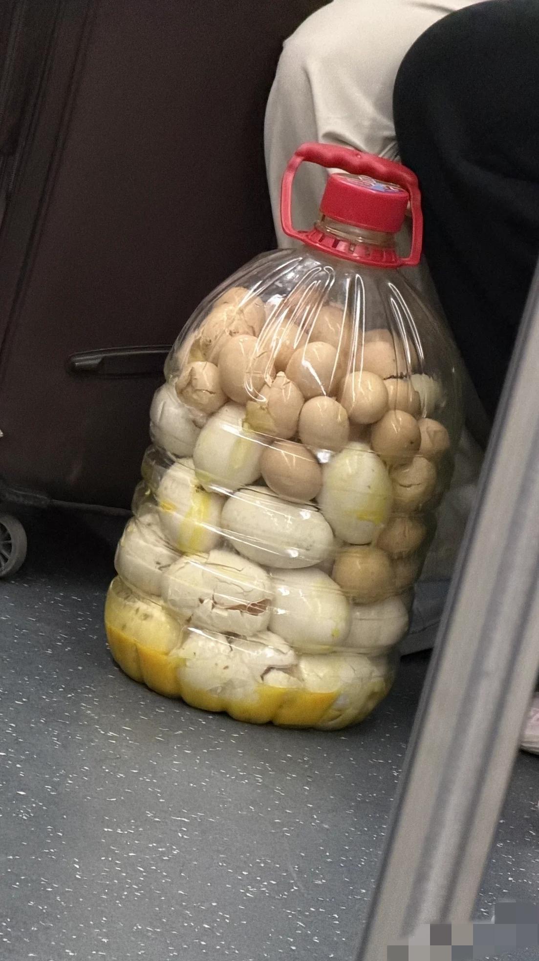 看到这一幕，笑着笑着就哭了，这不知是父母亲攒了多久的爱呀！太可惜了！[泪奔]