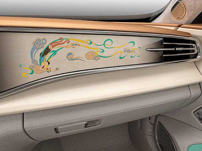 汽车 红旗H9配色采用红旗红+云母白双色车身，展现新高尚精致主义美学的最新篇章。