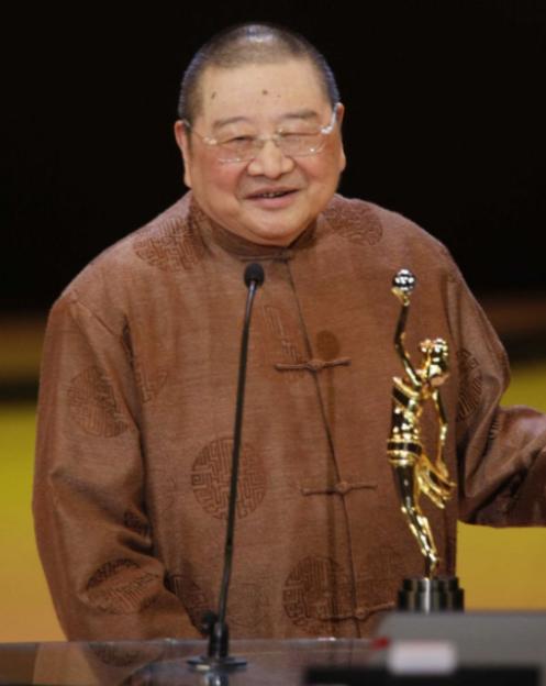 2019年，84岁的倪匡腿上烂了个洞，医生脸色凝重地说是皮肤癌，建议立刻手术加放