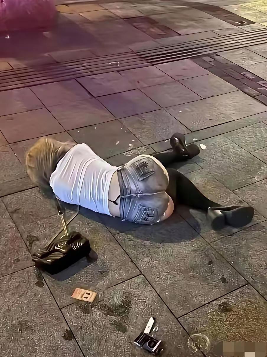 喝多了，你看看没个男人能行吗！大冷个天，一个人躺地上。