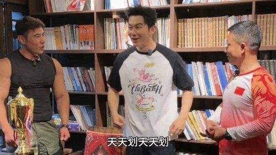 李晨聊跑男龙舟赛经历结合自己当年划龙舟的糟糕体验，认真夸赞正在竞速的专业桨手，明