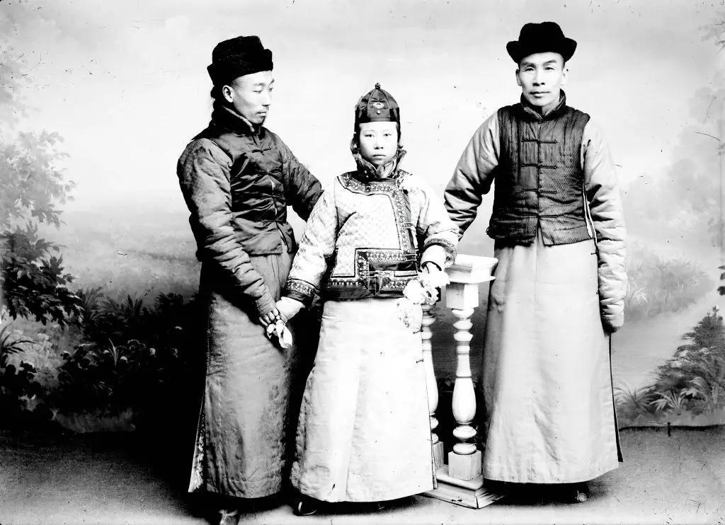 这张照片是1880年拍的，正好是晚清那会儿，里头三个人的打扮，妥妥是当时老百姓的