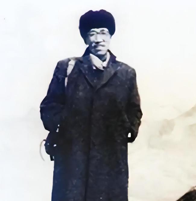 1949年，接管上海的山东干部走进旧财政局，发现对面交接的国民党局长，竟是潜伏了