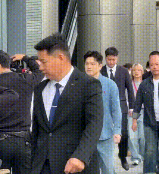 全运后首次露面，
新鲜的樊振东来了[太阳]
家人们是真帅啊！
东哥今日闪现深圳参