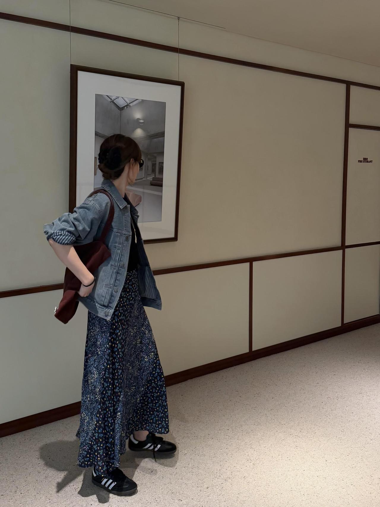 牛仔夹克配碎花裙，经典不过时！
宽松水洗牛仔外套自带松弛感，搭配藏青碎花长裙，刚