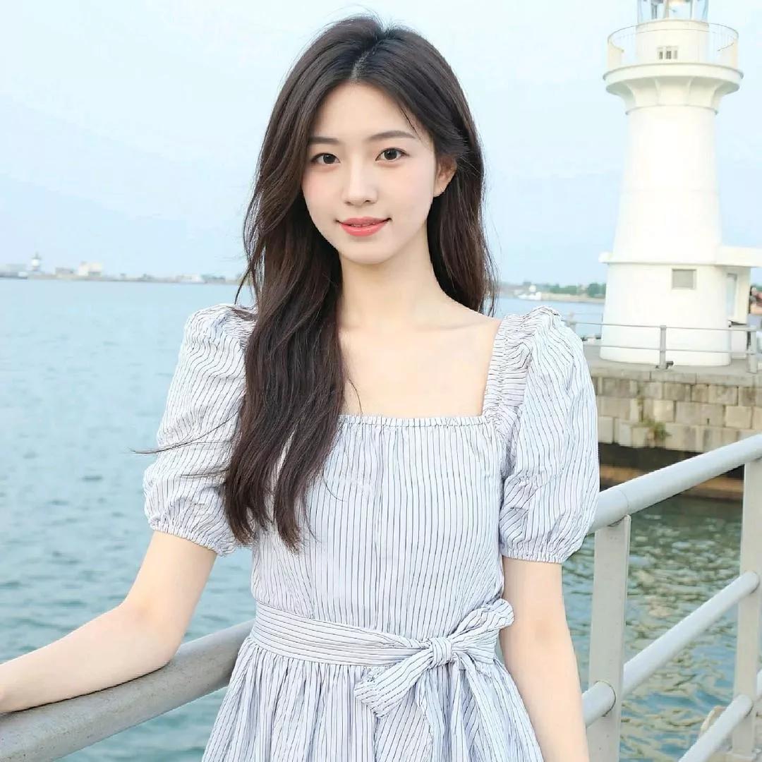 海边漫步，少女与灯塔的浪漫邂逅