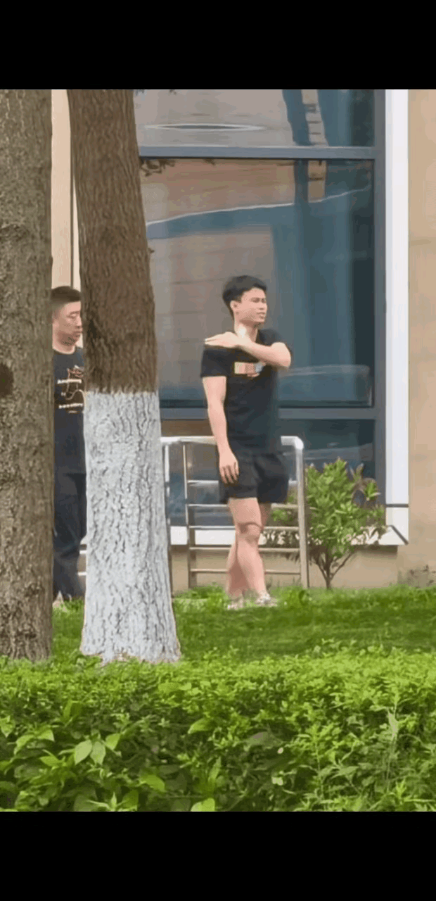 不会吧！周启豪也受伤了？
今天下训的时候，
看他手捂着肩膀，
表情痛苦的样子！