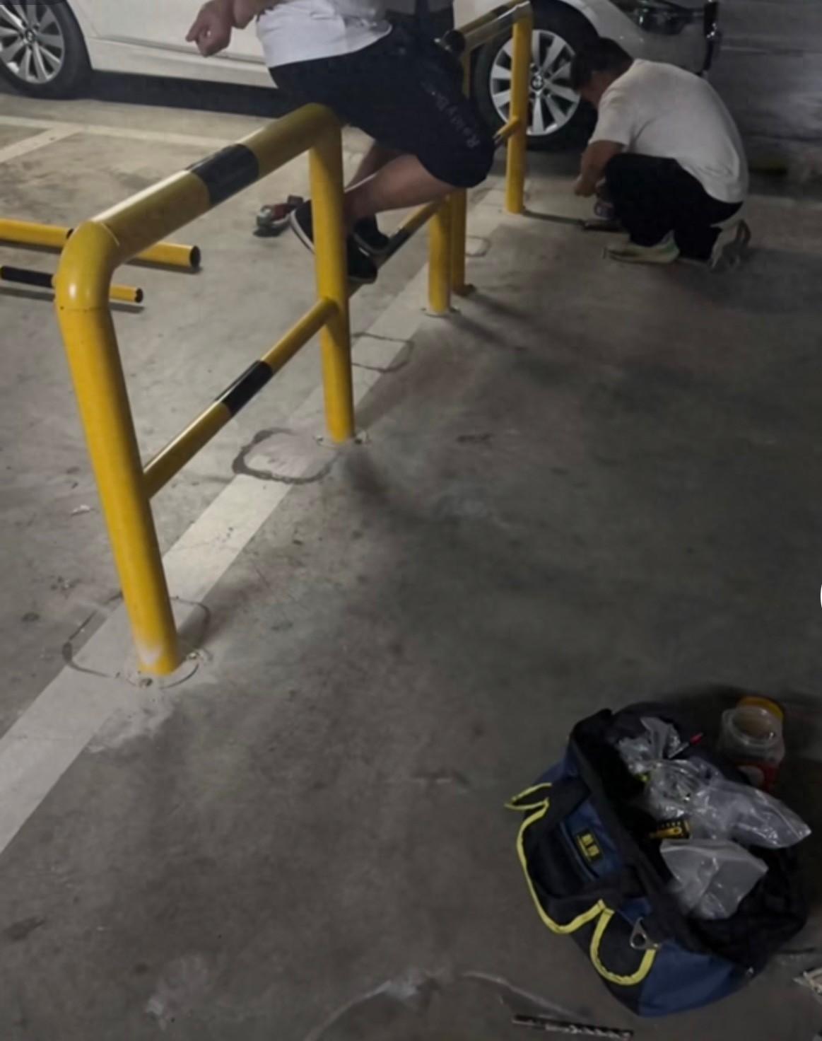 四川成都，一女子因隔壁车主长期压线甚至越线停车，导致两车距离极近。更让她气愤的是