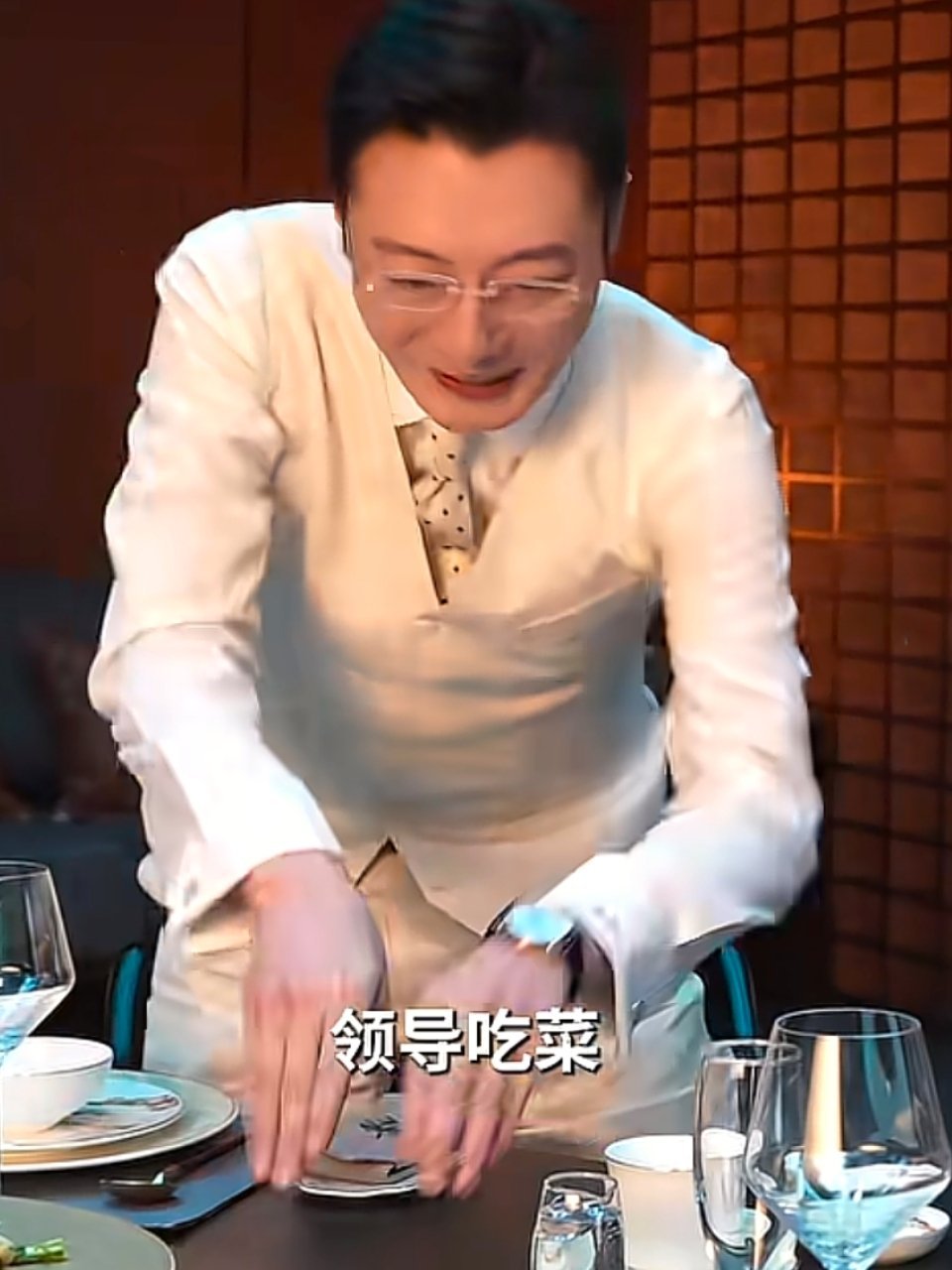 苏小玎新片高启盛味太冲好家伙，这一颦一笑，难道盛儿又复活了？白西服的苏小玎就是好