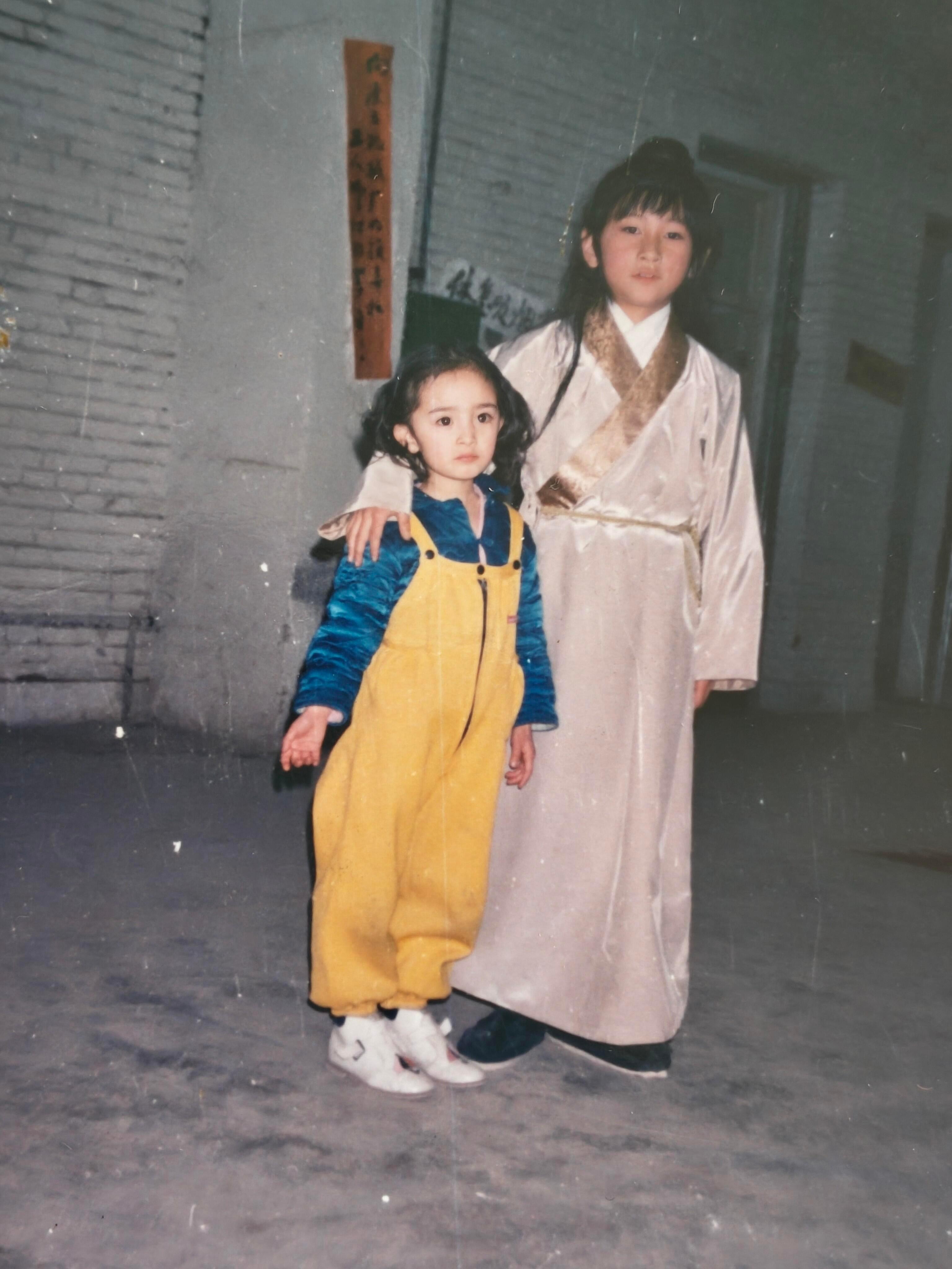 网友分享了自己小时候和杨幂的合照[拜托]从没见过的杨幂童年萌照大放送！！从小就非