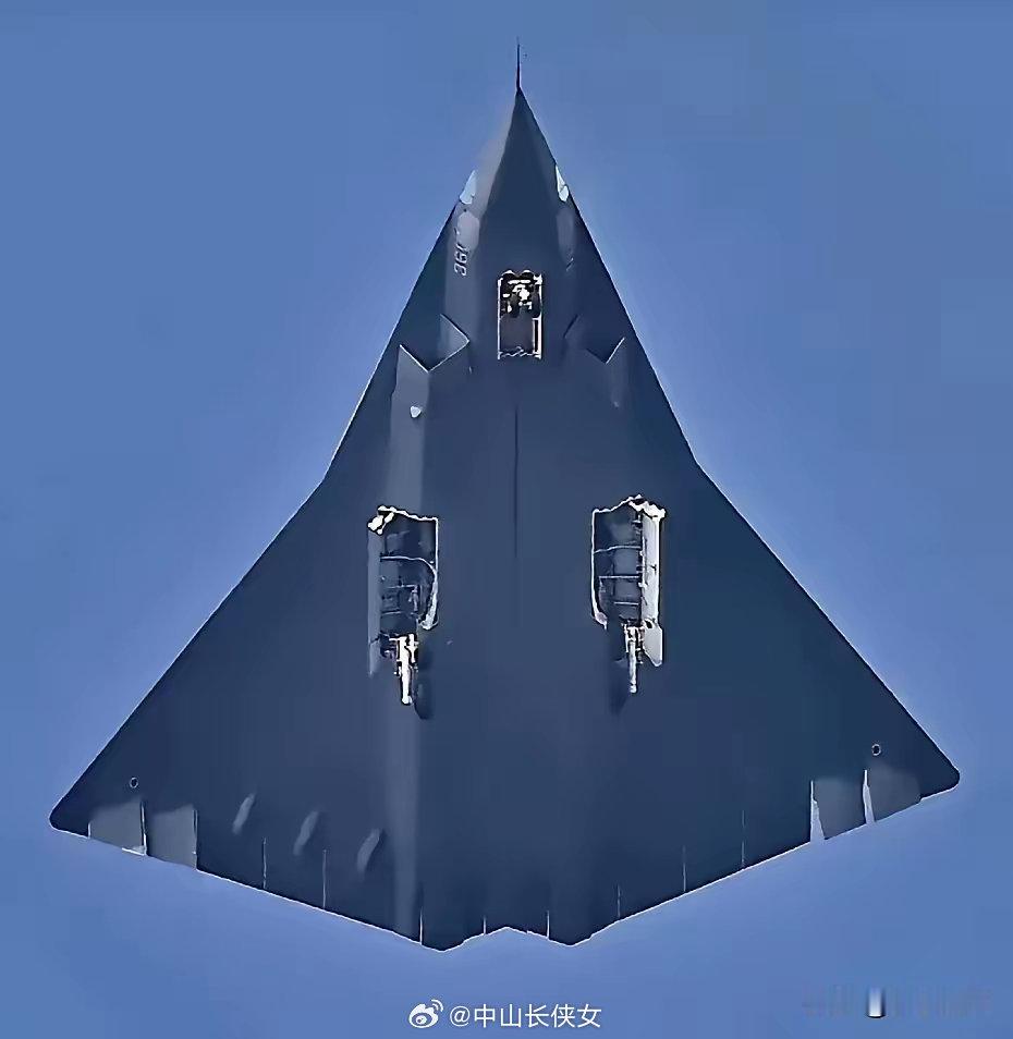 慢慢就习惯了，慢慢就无声了…中国两架新型飞机上天，再次让世界鸦雀无声，那些喜欢鼠