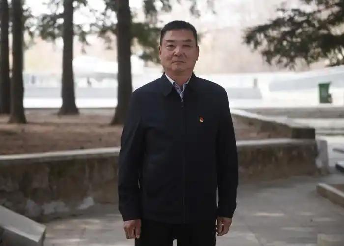 一天一位广告商找到杨靖宇将军的孙子代言，台词仅几句话，可以得到一笔不菲的广告费，