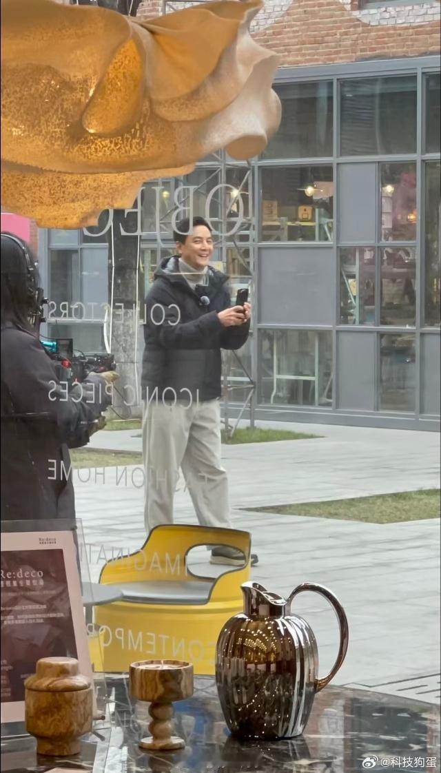 黑色后盖、居中的奥利奥镜头Deco，而且闪光灯在奥利奥上面，好家伙这不就是即将要