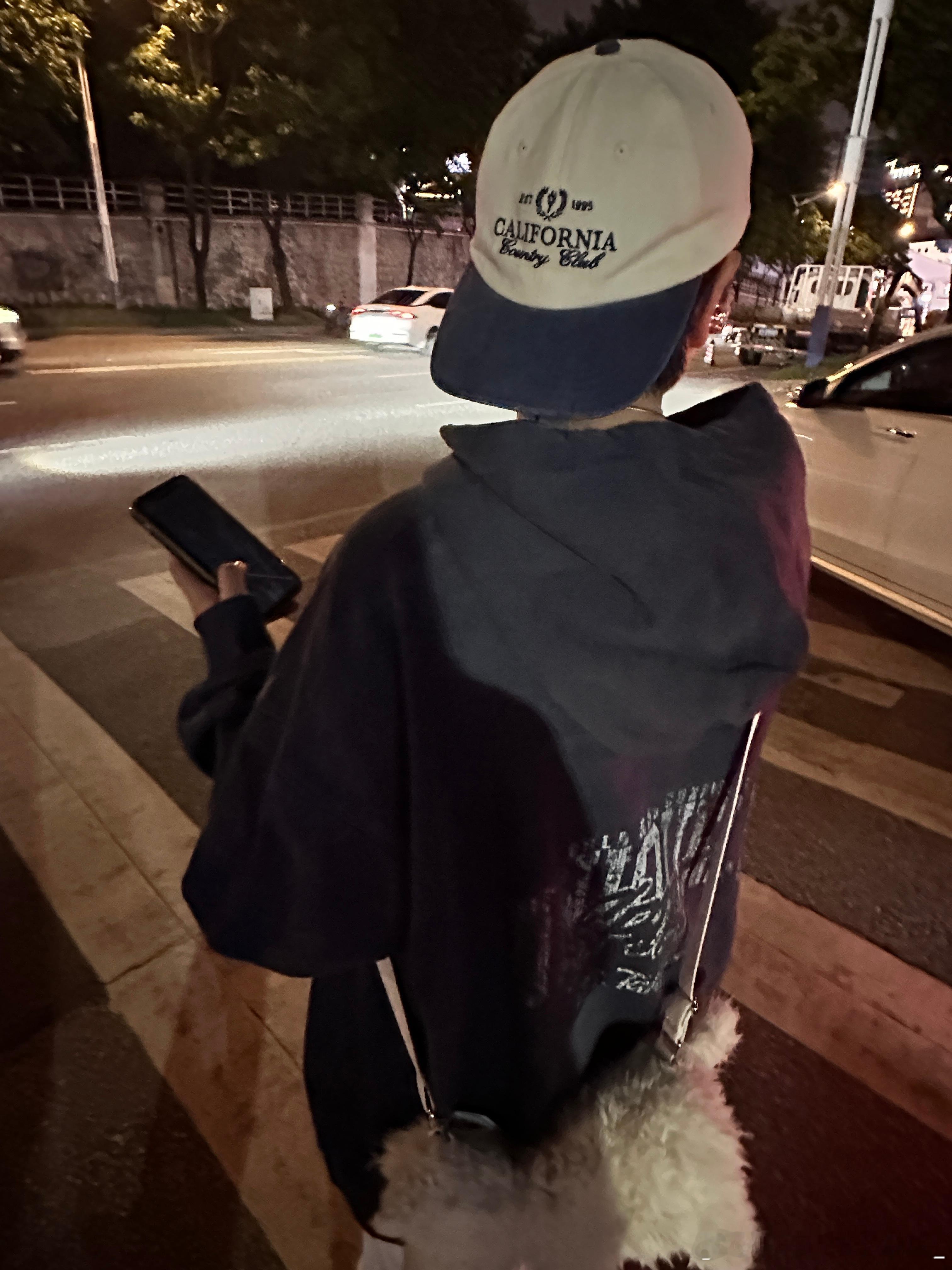 谁大夏天穿长袖卫衣