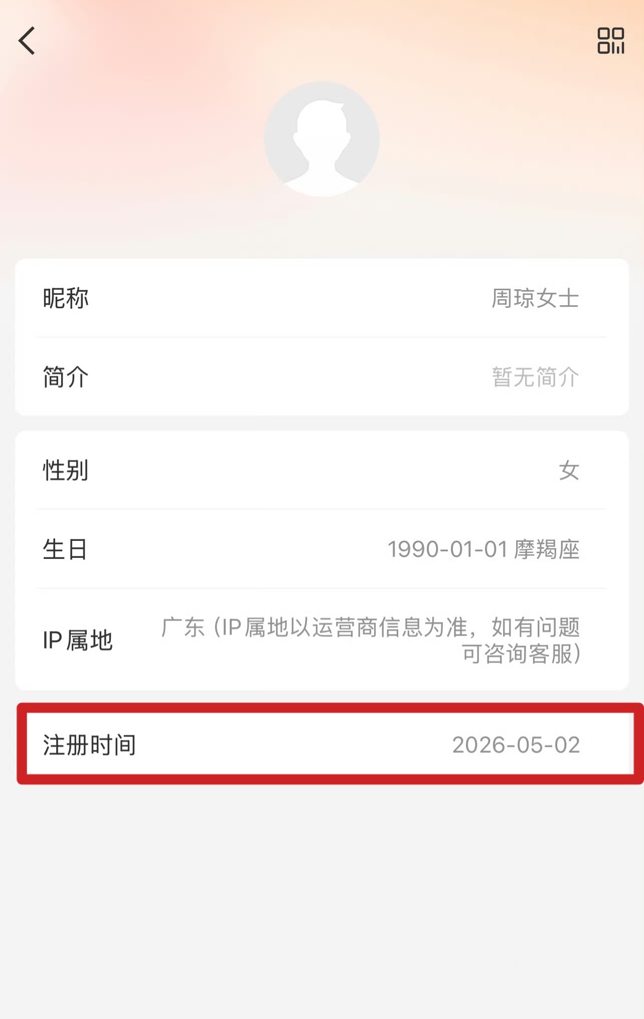 看到这两张真的绷不住了 一个倍速长大保护家人的男孩 和一位第一时间站在儿子面前抵