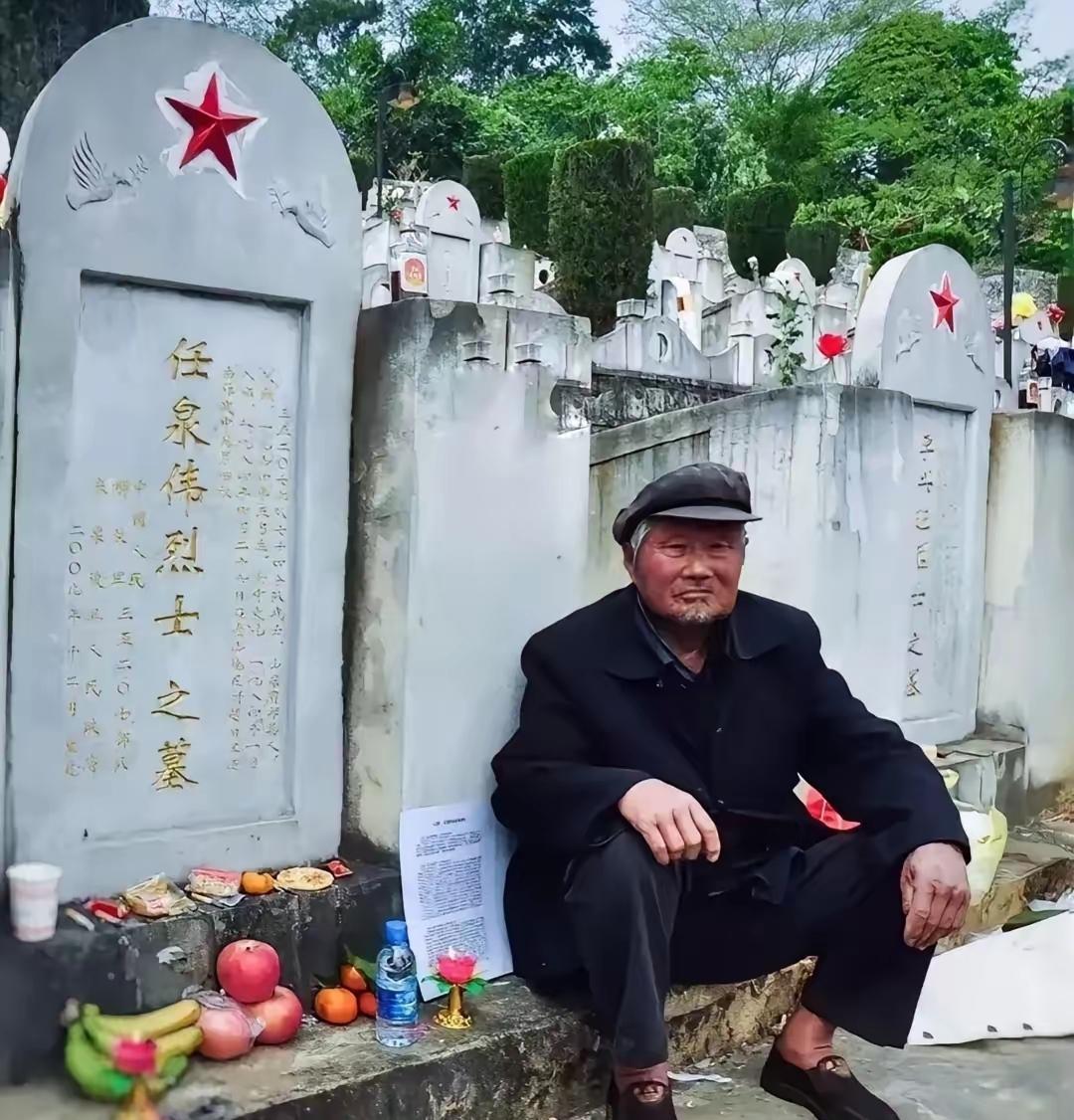 [月亮]麻栗坡烈士陵园的墓碑前，89岁的任承水颤巍巍抚着碑面，那句“儿呀，爹来晚