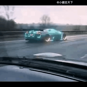 图1：把汽车整的花里胡哨，有什么用啊？
图2：有没有一种可能，小姐姐就是故意这样