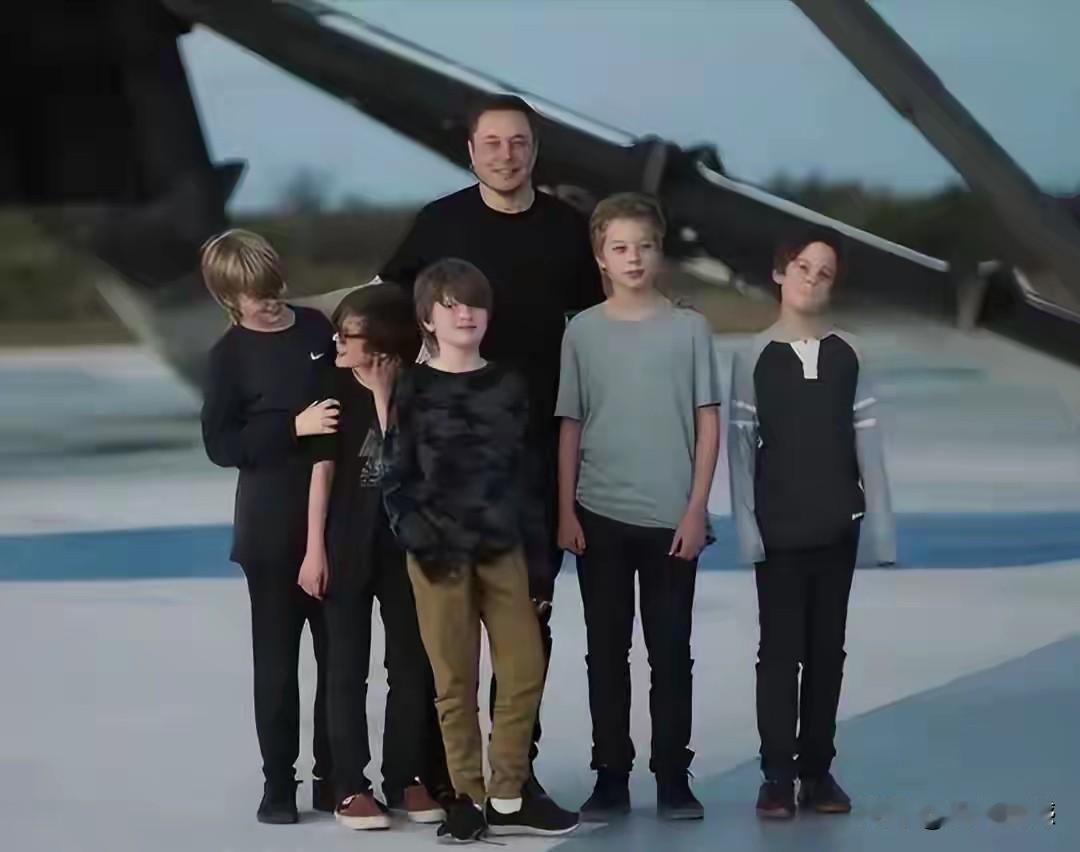 马斯克身旁站的这五个孩子，都是他什么人？以前对马斯克的印象还是不错的，也很佩服他