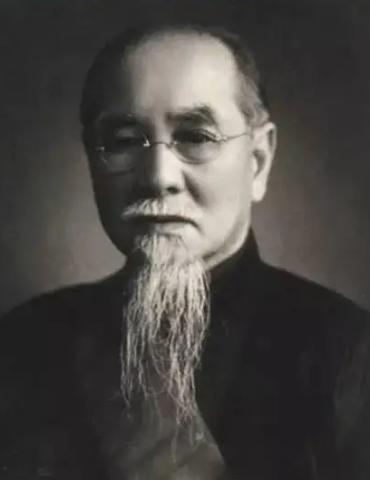 以前看电视不明白，为什么国民党那边的人都叫老蒋为委员长，而不喊总统，后来才知道原