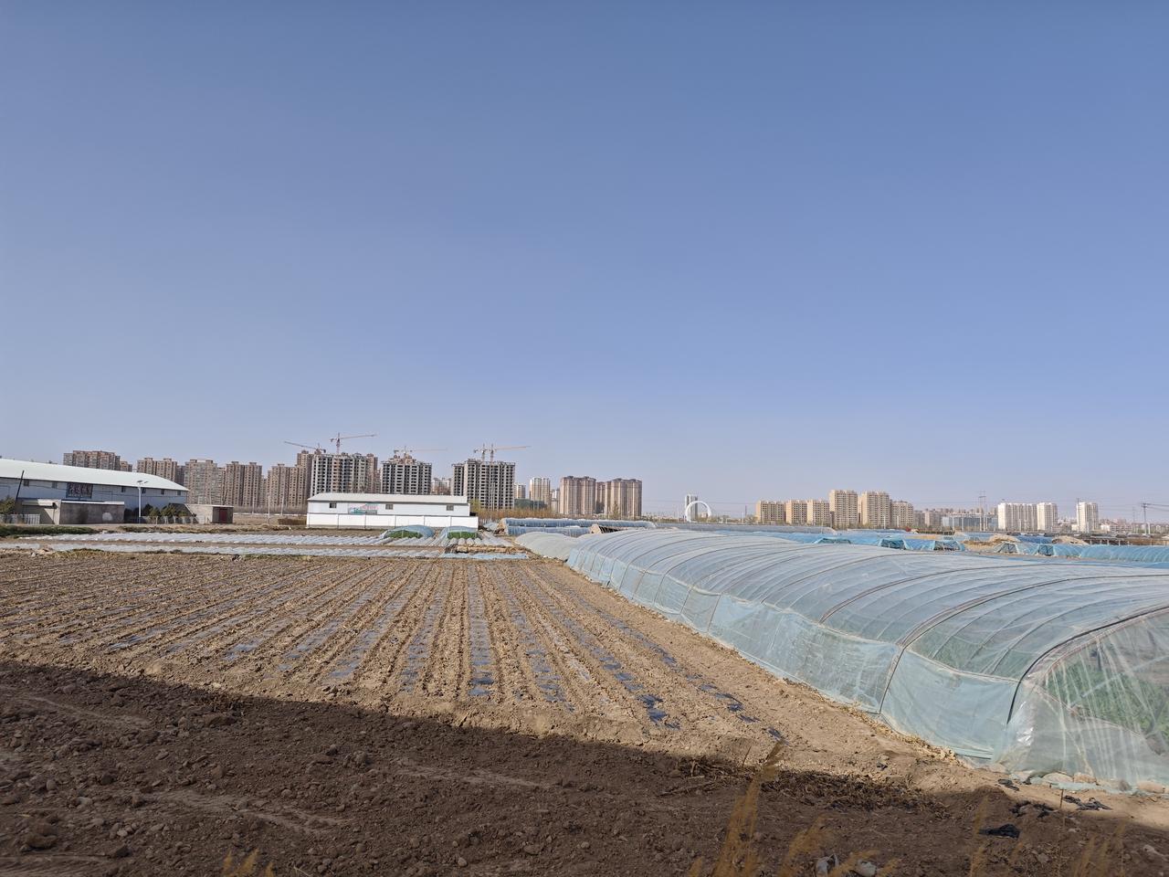 西北农村风貌西北农村的风貌主要体现在绿洲中的村庄及袅袅升腾的炊烟。西北人居，除了