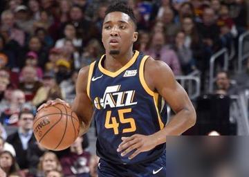 一个曾经的MVP，现在跑来给一个27岁的年轻人当二把手。
两年7500万，合同