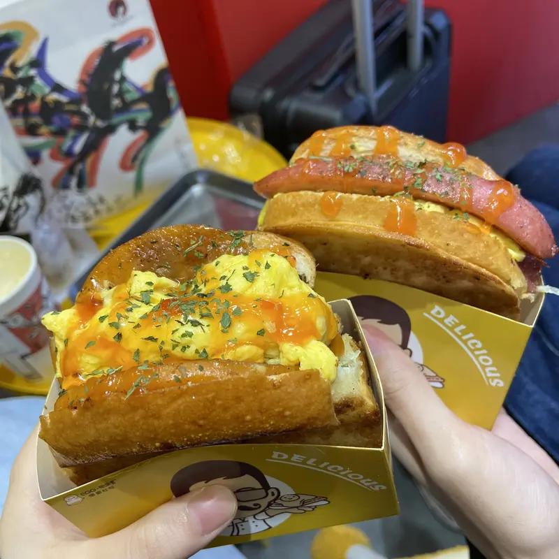 长沙面包大叔在早高峰地铁送早餐这事太暖心了！“看到你就想起我女儿”，就这一句话直