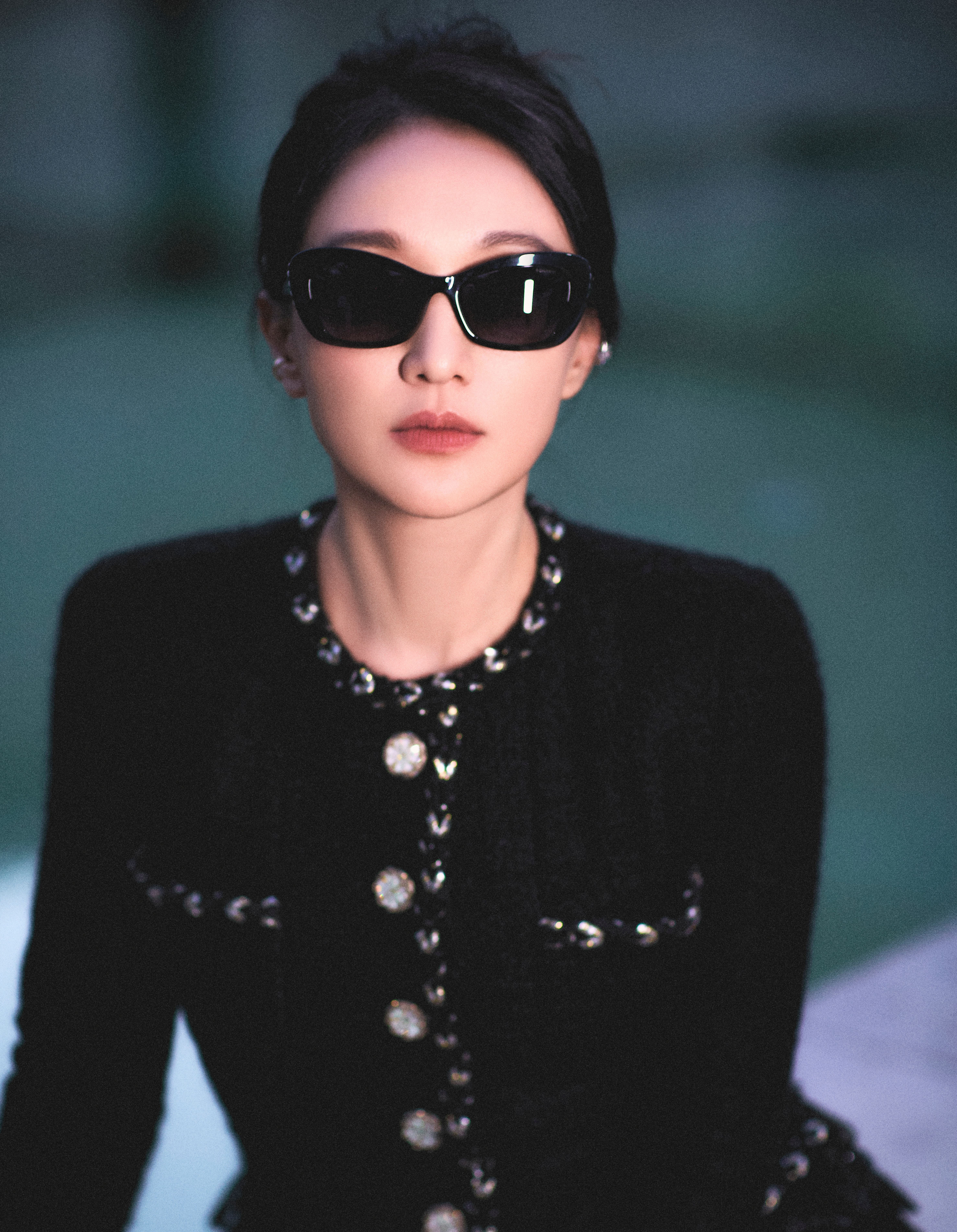 #周迅 香家长公主# 周迅今日亮相巴黎高定秀，单排扣斜纹呢外套、链条小方包搭配黑