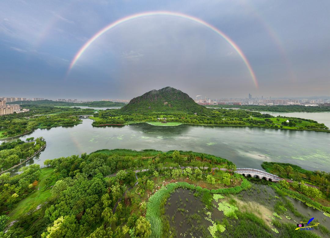 世上有两种令人奋进的期待：一是画大饼，二是彩虹屁。济南雨后迎来大彩虹！遇见彩虹遇