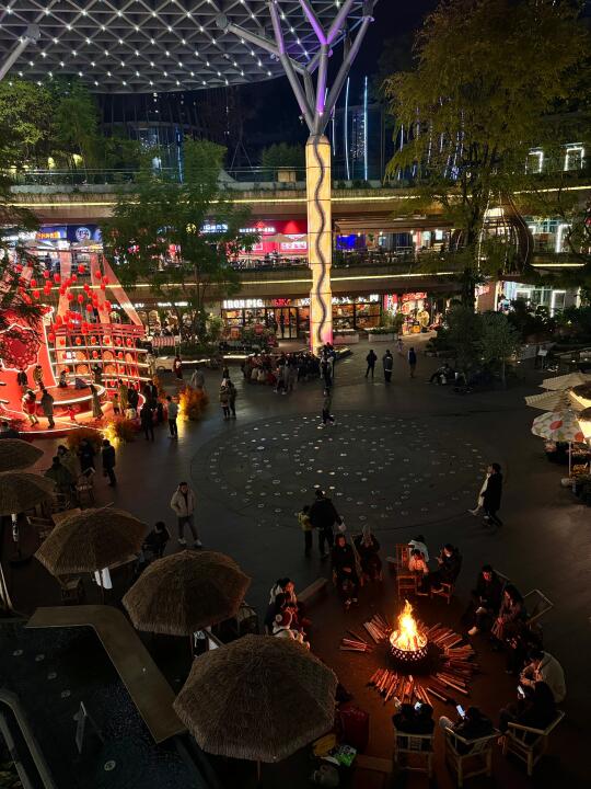 成都果然是大城市。。。。。在商场里烤火🔥。。。