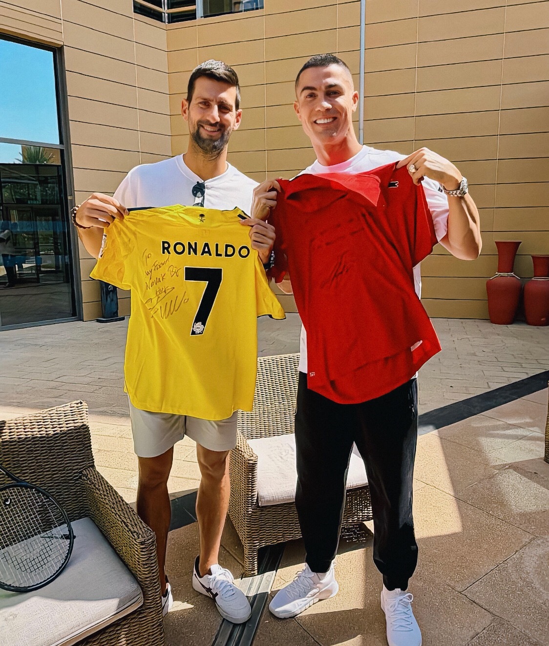 两大体坛传奇的同框太戳人！这张合影藏着的不仅是跨界友情，更是顶级强者的惺惺相惜。