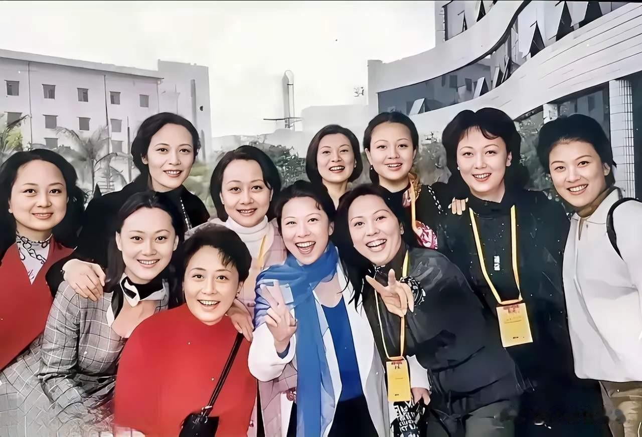 一张老演员的集体大合照，一眼就看到了宋春丽、李秀明和大宋佳。[灵光一闪][灵光一