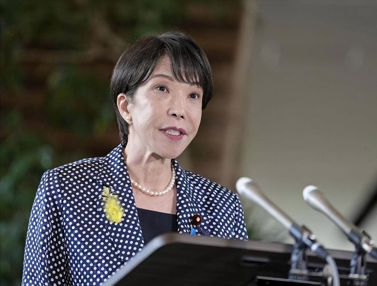 上任之初顶着“首位女首相”光环的高市早苗，曾以65%以上的支持率风光开局，但短短