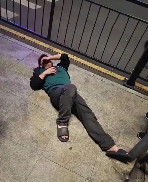 就在刚刚，一条炸裂的消息传遍了整个街道，七十六岁的老人因为喝酒过量，被邻居们抬回