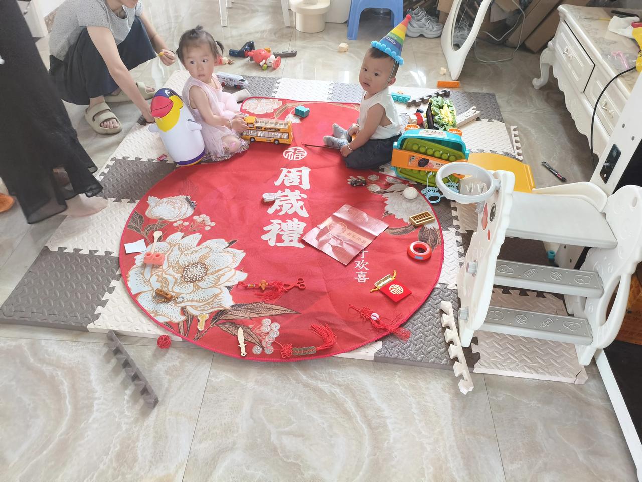 腰缠万贯没有用，
子孙满堂才是福！