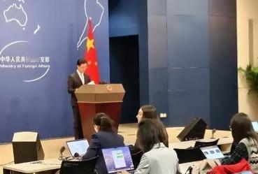 在北京的外交部例行记者会上，向来以克制著称的中国官方表态，突然“换了语气”。相关