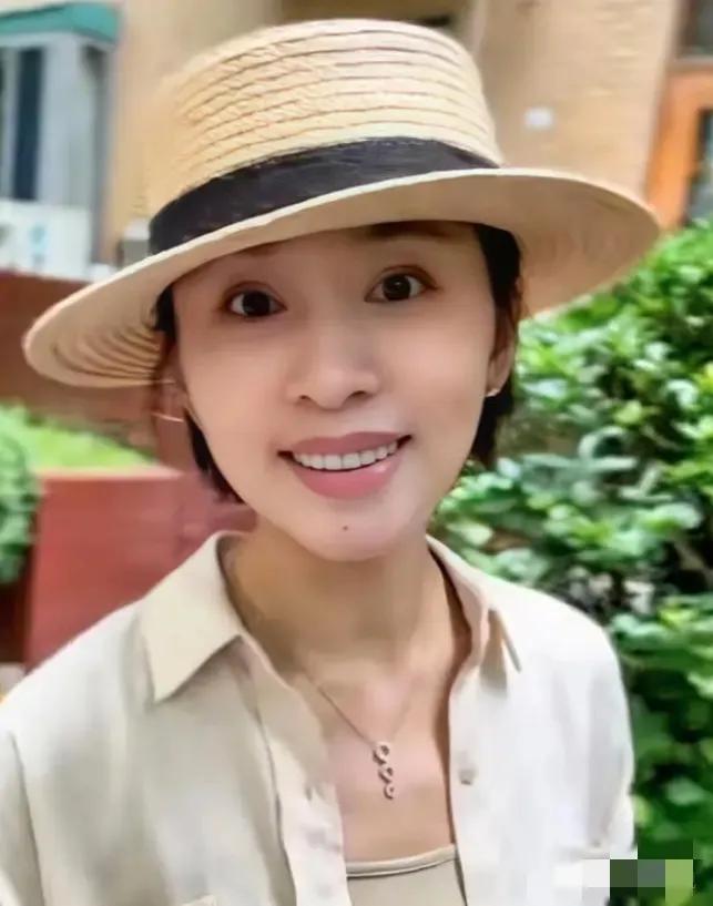 48岁欧阳夏丹难再结婚：不是没人追，是真的遇不到懂她的人
 
欧阳夏丹已经很难再