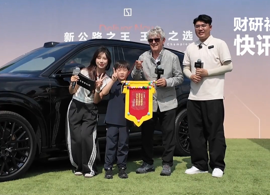 满级小孩上海偶遇米卢聊成朋友米卢被中国满级小孩惊到 这场偶遇最动人的不是车，是米