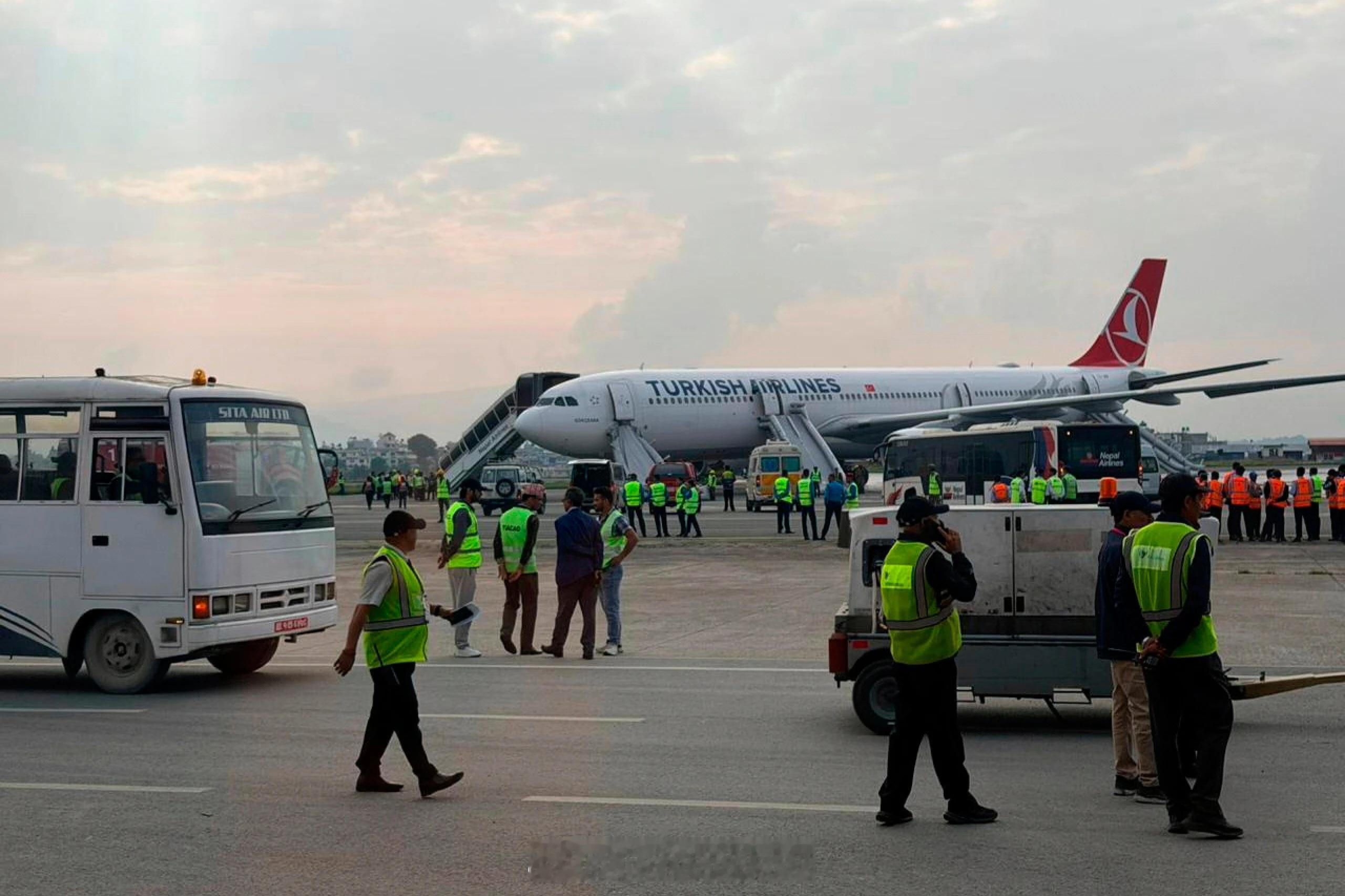 【土耳其航空客机在加德满都降落时起火 乘客紧急疏散无人员伤亡】据美联社报道，一架