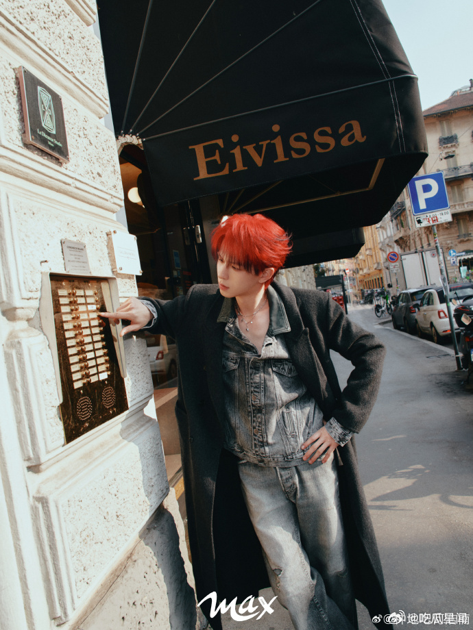 何浩楠一次很cool的拍摄何浩楠拍爽啦太帅了！何浩楠这次拍摄也太cool了，复古