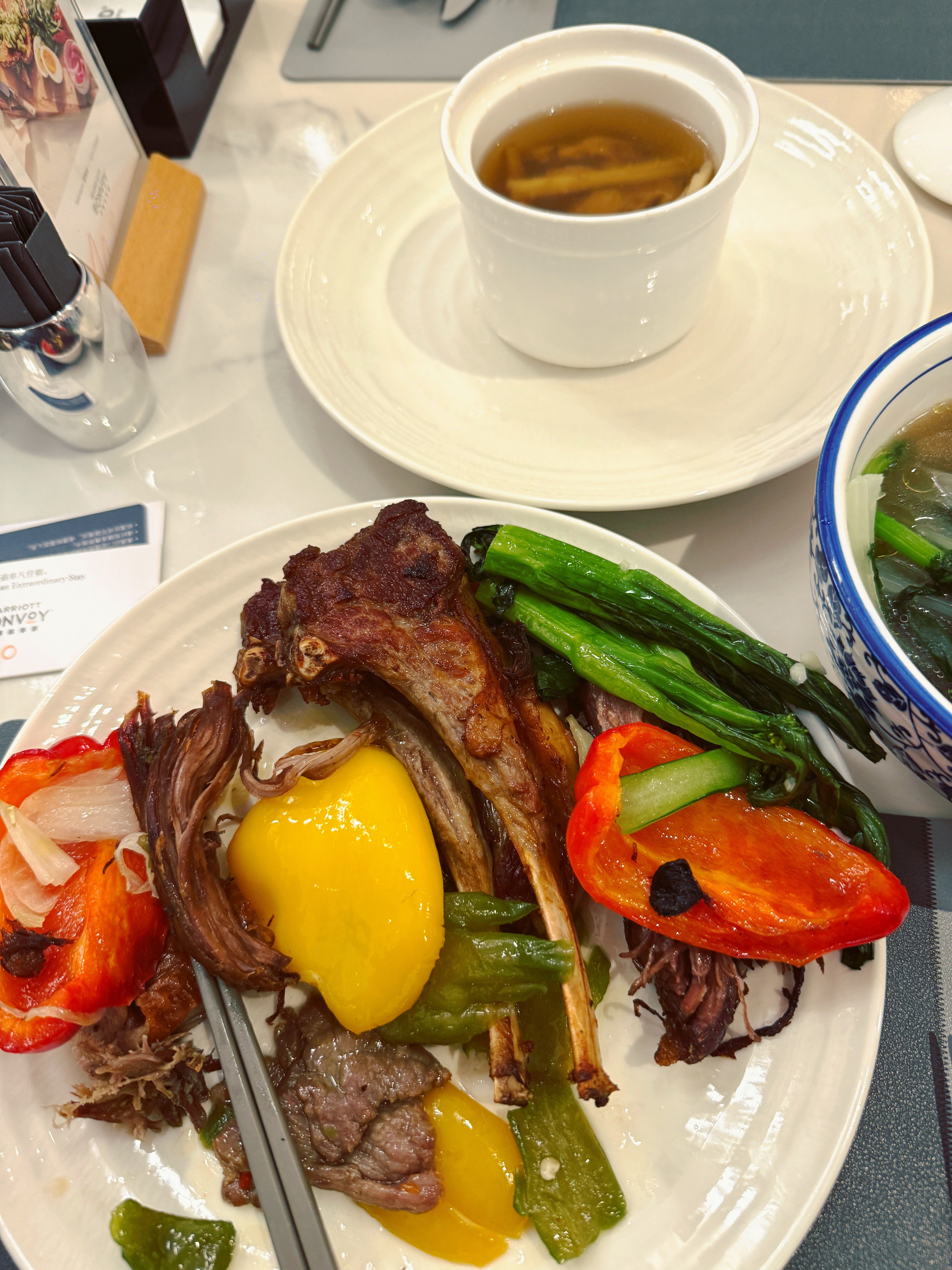 今晚我吃了很多，2个羊腿，一碗水煮青菜🥬，还切了一个大橙子，感觉早上五点起床，