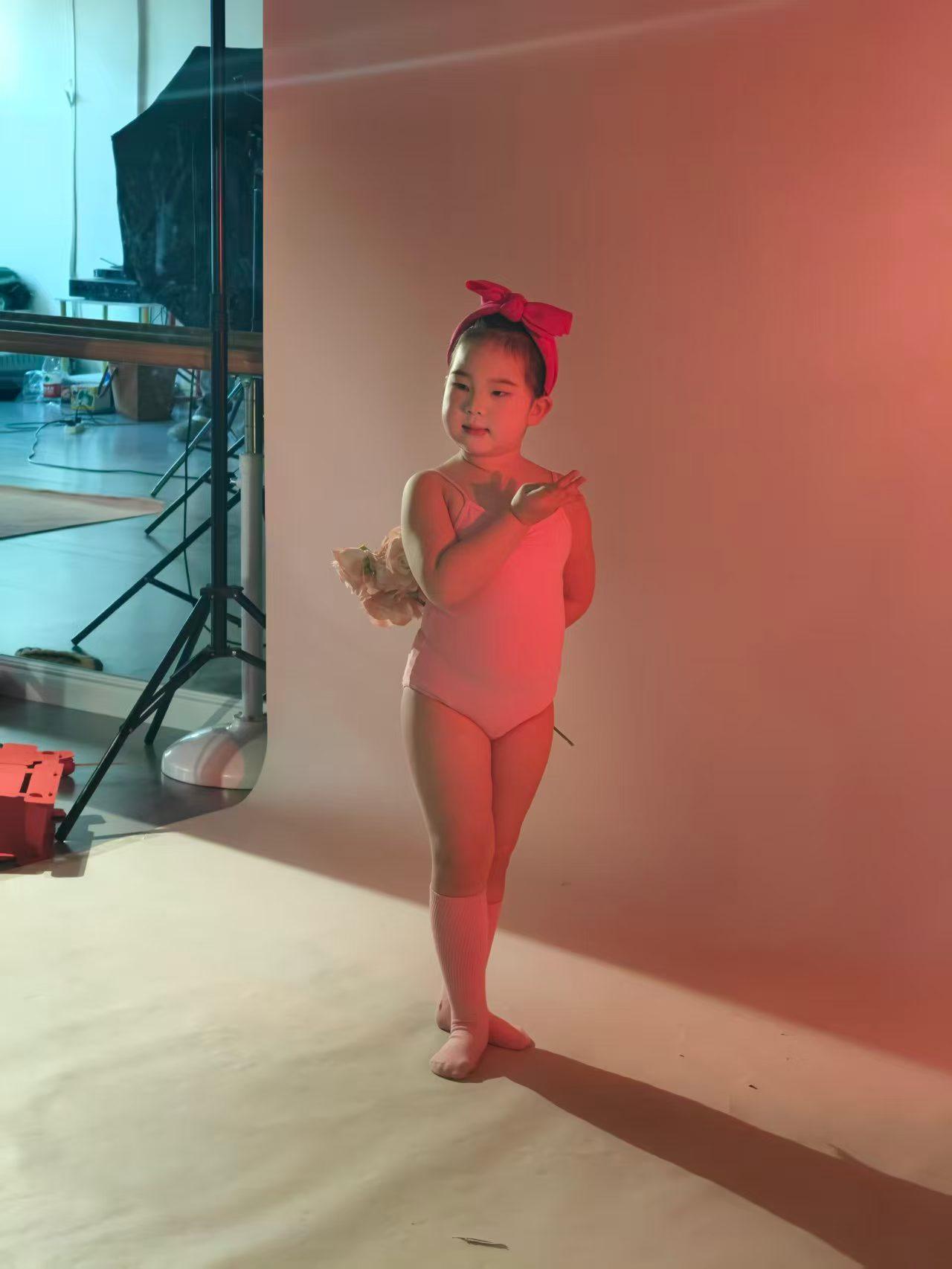 小仙女在灯光下翩翩起舞，优雅动人！🌟✨