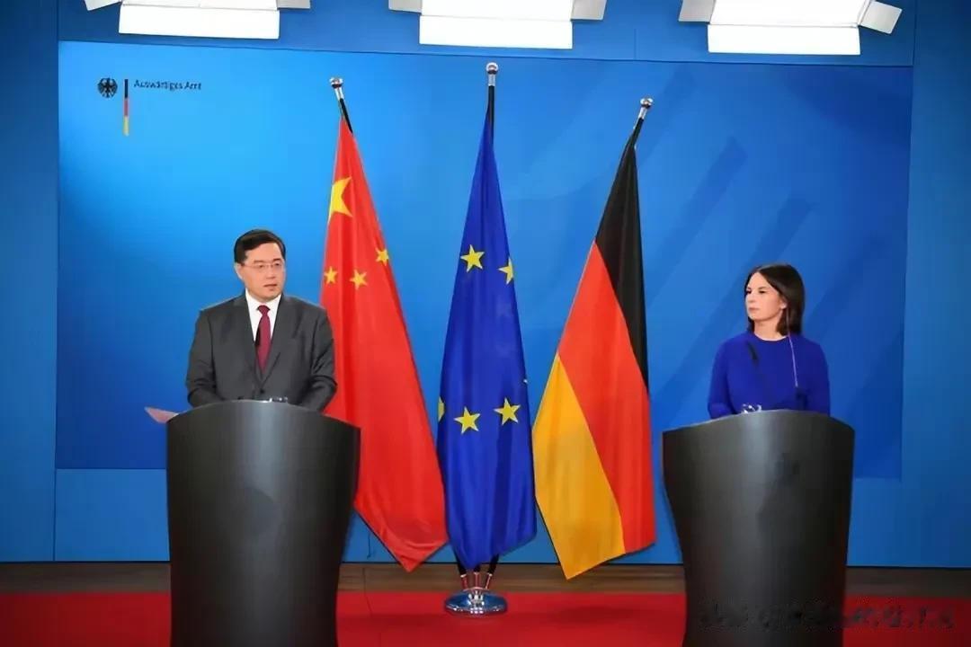  德外长贝尔伯克称：“‘中立’意味着站在侵略者的那一边。”这种脑残的话都能说出来