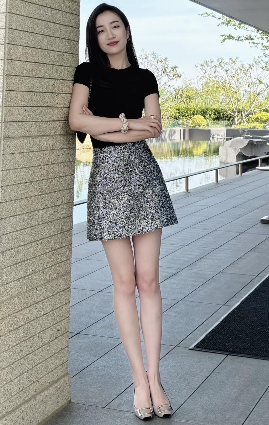 我赞美你

你如同洁白的茉莉，清雅优美，
又宛如绽放的牡丹，华丽绝伦。
你像柳枝