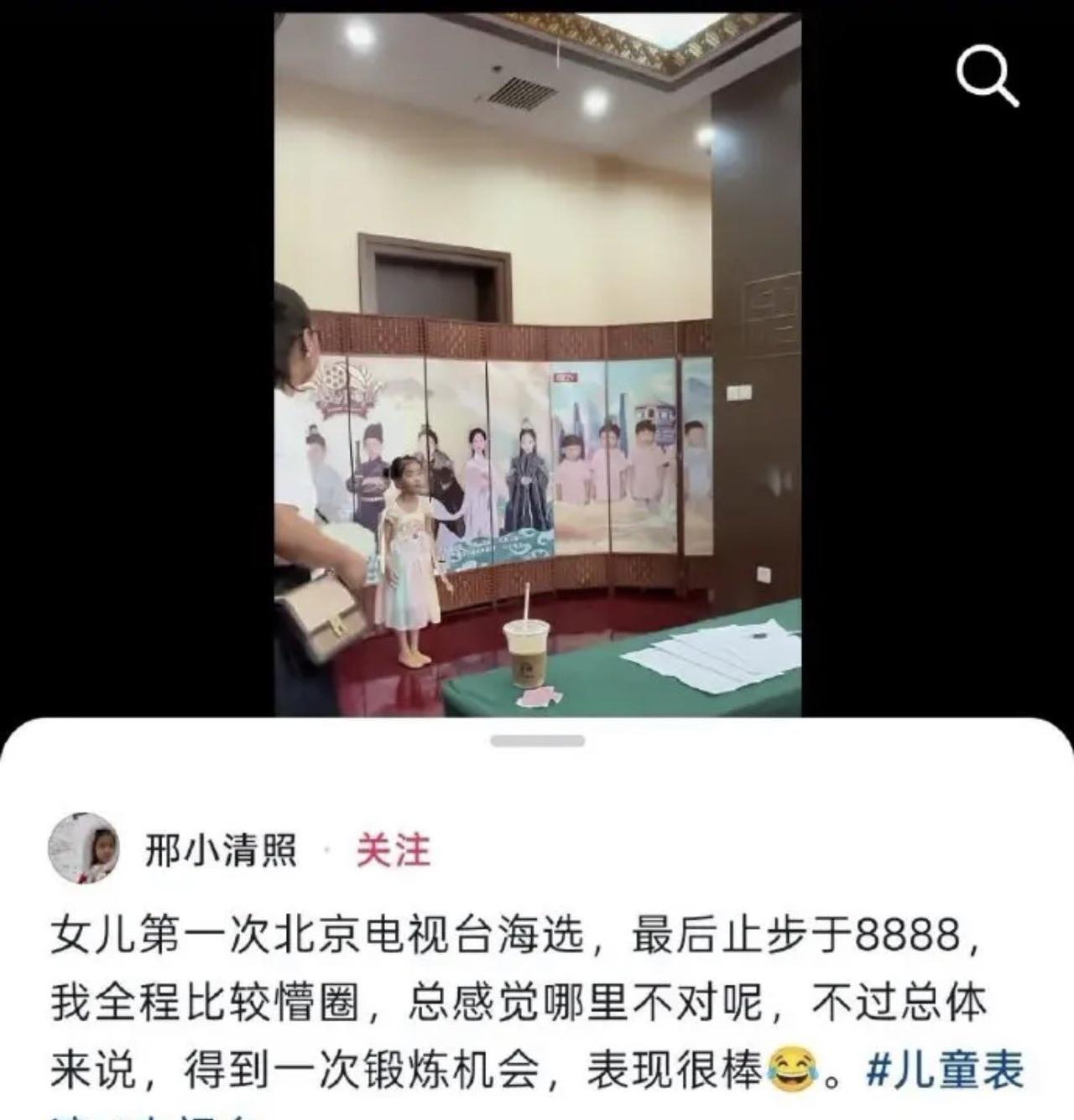 带娃逛商场遇到拿摄像机、话筒的人搭话，一定要多留心。
 
这类人专挑穿着精致、舍