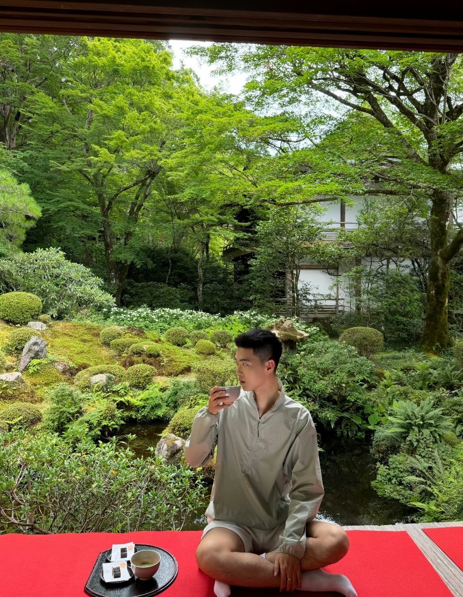 思慕社字母 我把秘密藏进风里，风说，它只负责经过。于是想念成了独自的冒险，在世界