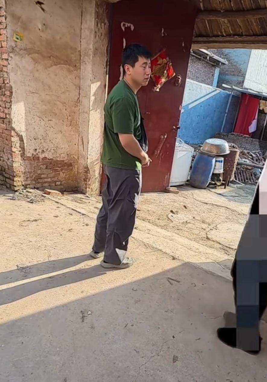 瘦猴的视频看的我稀里哗啦的。
很早以前我就关注了瘦猴，也知道了锄头。我们家现在有